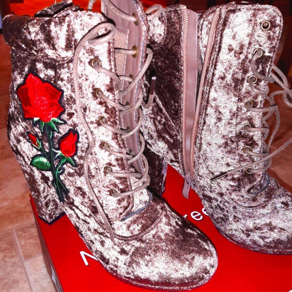 Nature Breeze Tan Boot Heels with 🌹